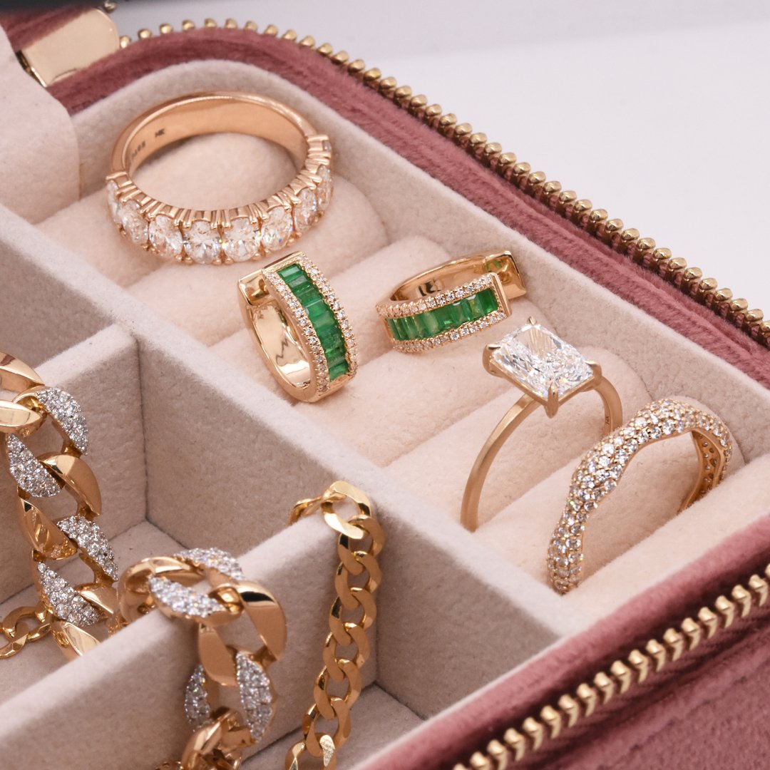 elizapage's tweet photo. Weekend line-up. π
.
#elongatedradiant #radiantdiamond #radiantengagementring #eternityband #pavediamondband #emeraldhuggies #diamondandgold #goldchains #stackrings #diamondrings #engagementring #weddingring #engaged #weekendvibes #diamondearrings #earrings #rings https://t.co/RhlrhaHCfx