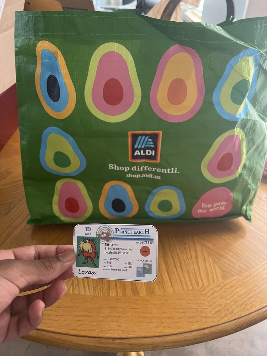 Apeswithers1's tweet photo. Reusable bags eliminate the use of plastic bags which can degrade the environment. I use reusable bags often to prevent the buildup of plastic in landfills and ecosystems. @franklinlorax #apesintro https://t.co/YwlfXCuG01