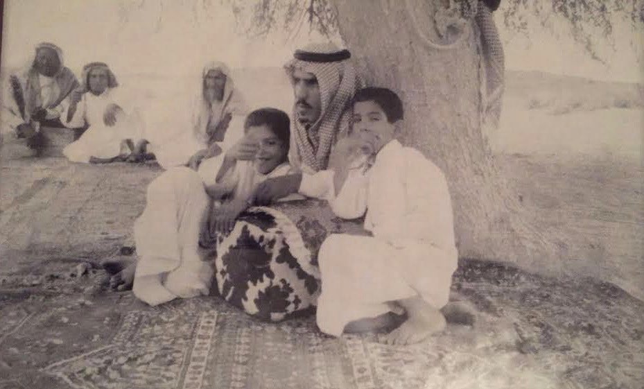 بعث إلي بهذه الصورة الجميلة والنادرة الصديق الغالي ماجد العبدالله العبيد الرشيد ، وكتب عليها هذا التعليق : [من الذاكرة الجميلة في بر حايل عام ١٣٩٣ هـ أبوي ، ويساره أخوي بندر ، وأنا يمينه ، وأقصى الصورة ثلاثة من أصدقاء أبوي من أهل حايل ، الله يرحمهم جميعاً] .