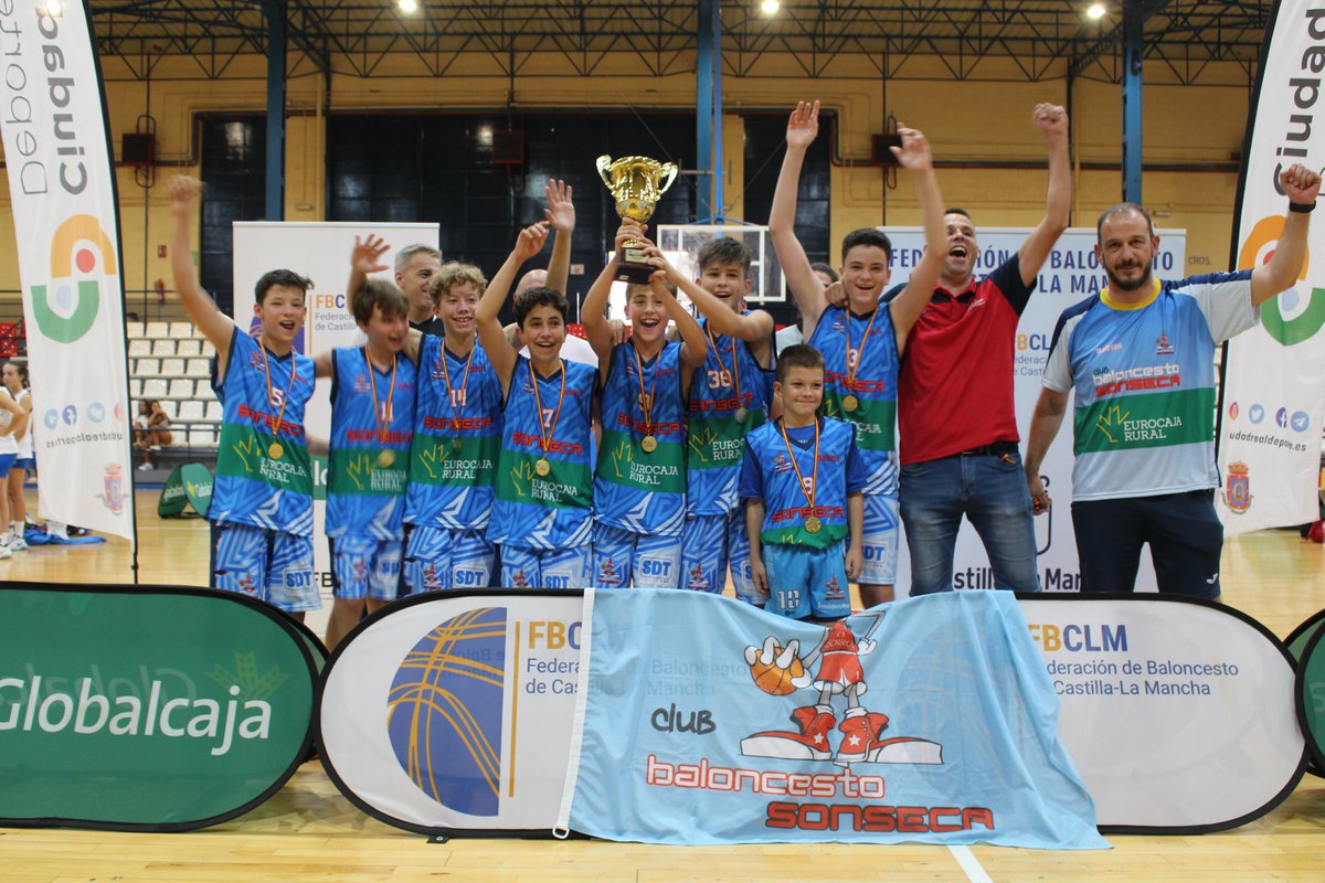 fbclm's tweet photo. 🏆#ICopaInfantilFBCLM | CEREMONIA PREMIACIÓN
Con la presencia de @TonyGallegoCR , @CR_Deporte @AYTO_CIUDADREAL , @JeGalvez_ , Presidente FBCLM y Ramiro Cuadros, @BASKETCERVANTES 
#PasionXBasketCLM #abrelosojosnoalbullying
@CR_Deporte @SomosGlobalcaja https://t.co/DMI68uE41b