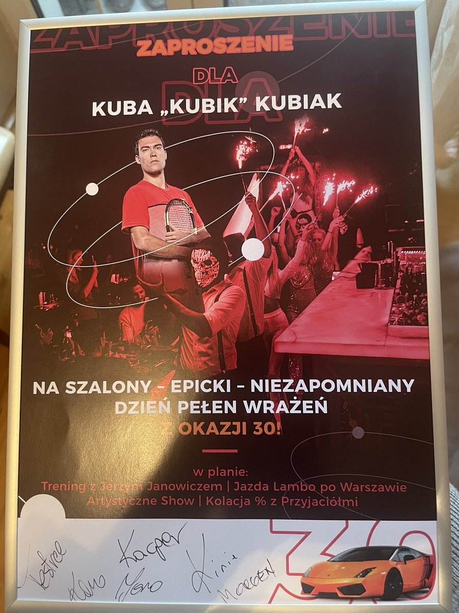 Jako początkujący tenisista, nie mogłem sobie wyobrazić lepszego prezentu 😍 bardzo dziękuję <a href="/KujawskaKinga/">Kinga Kujawska</a> <a href="/Jerroslaw/">Jaroslaw Chajdus</a> <a href="/morgenowsky/">Morgen</a> <a href="/TestreeFM/">Filip Mątowski</a>