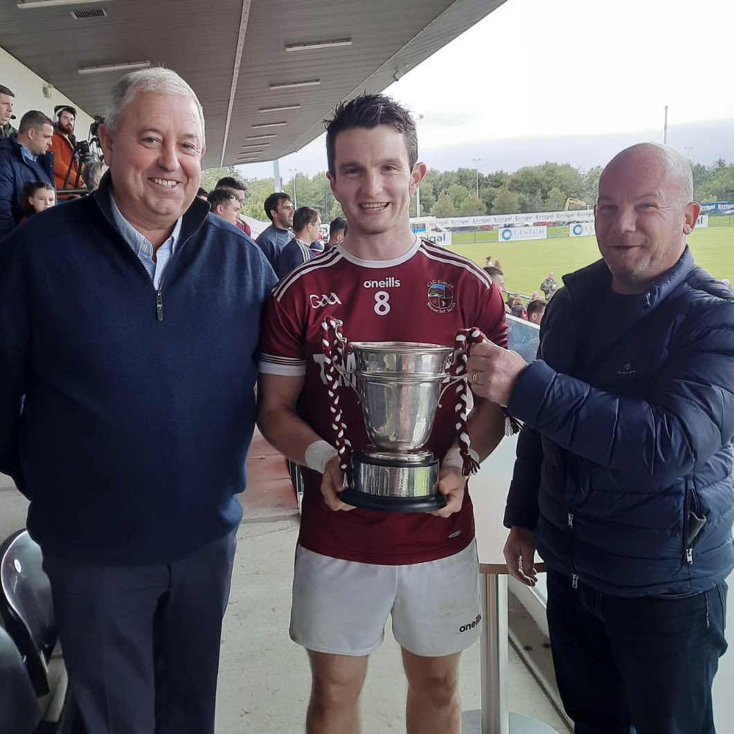 Doiregaa's tweet photo. Slaughtneil captain Cormac O’Doherty with the Fr Collins Cup… alongside Kieran Leadon of Leadon Timberframe and Derry GAA Chairperson John Keenan, following today’s SHC Final 🏆 https://t.co/DiQ4nUV4xC