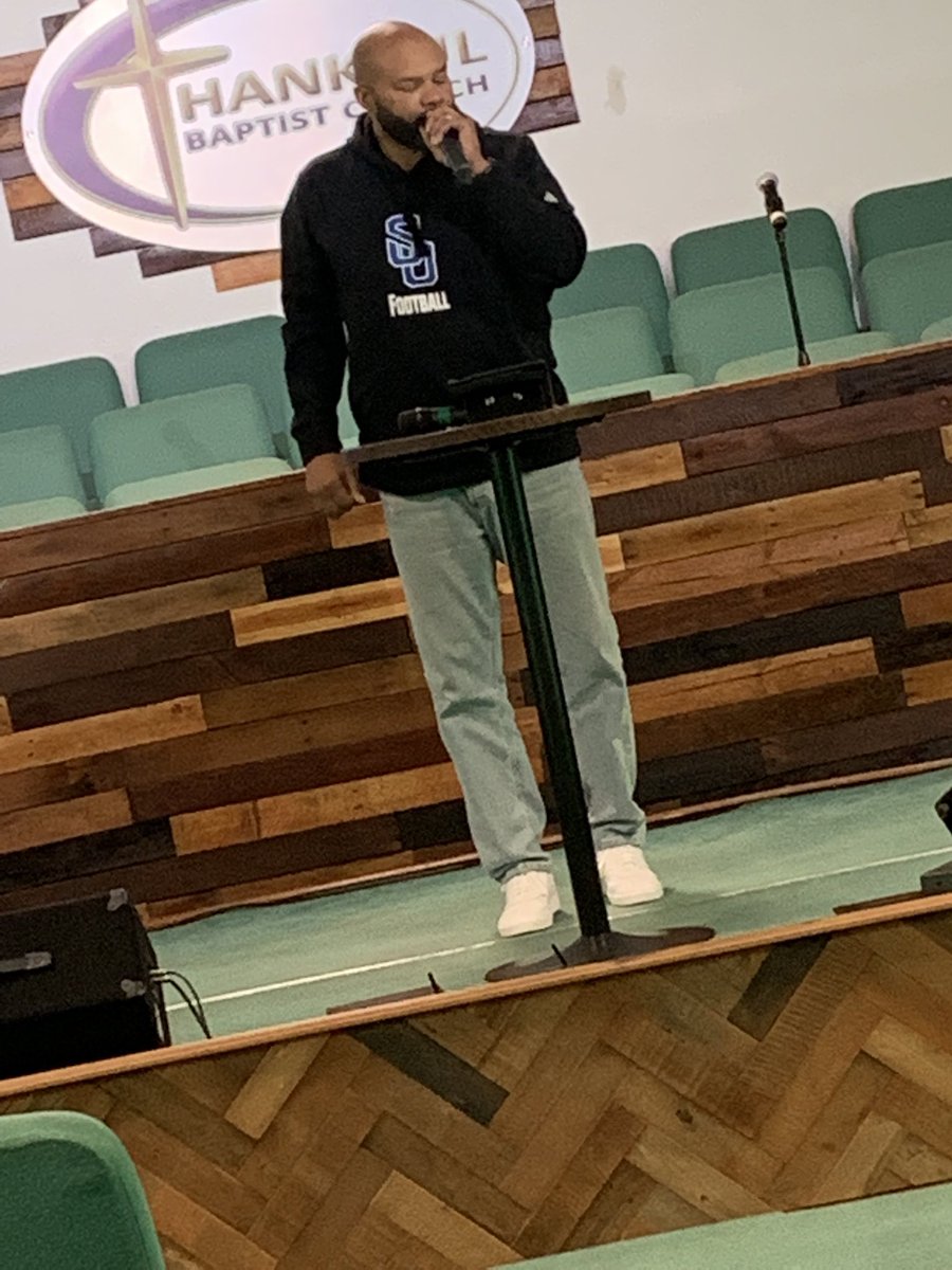 QevansJr's tweet image. At church today and I see Pastor @drtvandiver repping @champvandiver  and the @Shorter_FB team! Gotta get me some of that gear💯