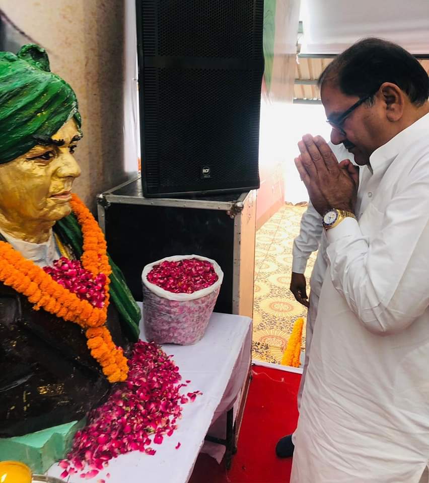 AbhaySChautala's tweet photo. किसान-कमेरे के मसीहा एवं त्याग की मूर्ति, पूर्व उप-प्रधानमंत्री जननायक चौधरी देवीलाल जी की 109वीं जयंती पर उन्हें श्रद्धासुमन अर्पित कर उनके दिखलाए मार्ग पर चलने का संकल्प लिया।

#जननायक_चौधरी_देवीलालजी_अमर_रहें

#सम्मान_दिवस_रैली2022

#फतेहाबाद #INLD https://t.co/1KUWB4cPaN