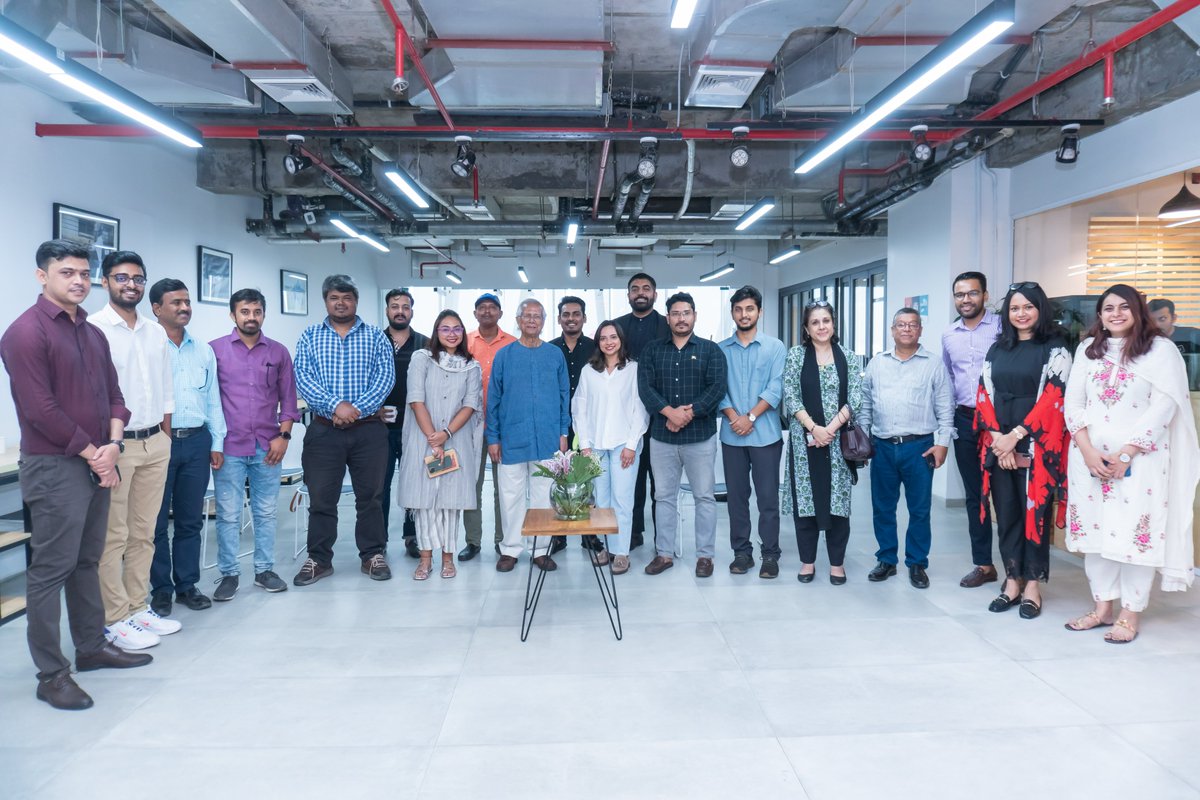 Last week, our Spring 2022 Cohort got a surprise visit from Nobel Laureate Professor Muhammad Yunus during the Pitching Boot Camp on September 22! Professor Yunus greeted the excited entrepreneurs, and encouraged them to continue their work to improve lives in Bangladesh.