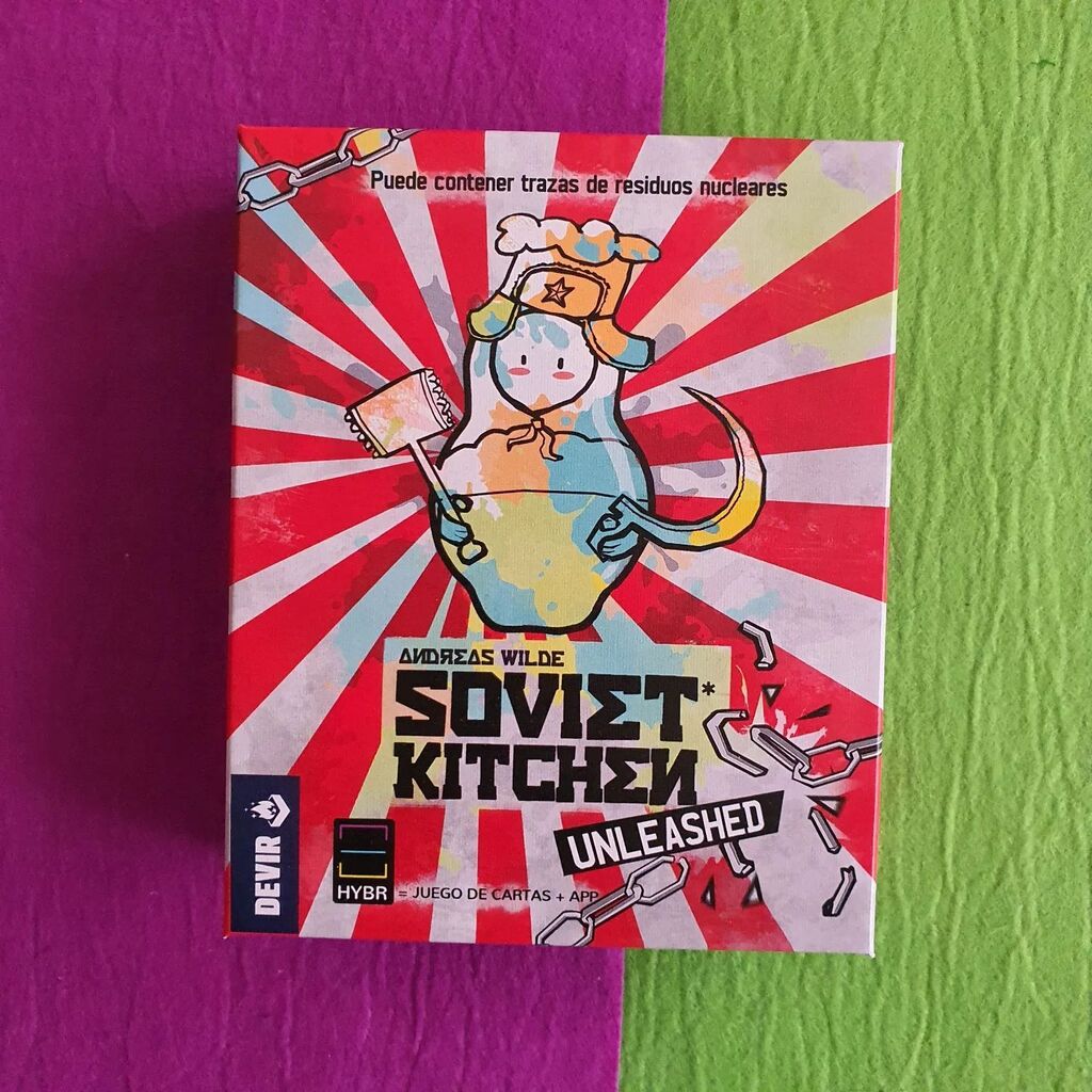 GLIRProd's tweet photo. Un juego muy entretenido para la sobremesa del #domingo:
#SovietKitchen es un juego de cartas cooperativo en el que tenemos que crear platos mezclando colores en una app. Si te gustan los #juegosdemesa y la tecnología, éste te encantará.
👥 1-6 jug.
⌛ 25'
🧸 + 14 años… https://t.co/xhcW0F9AU0