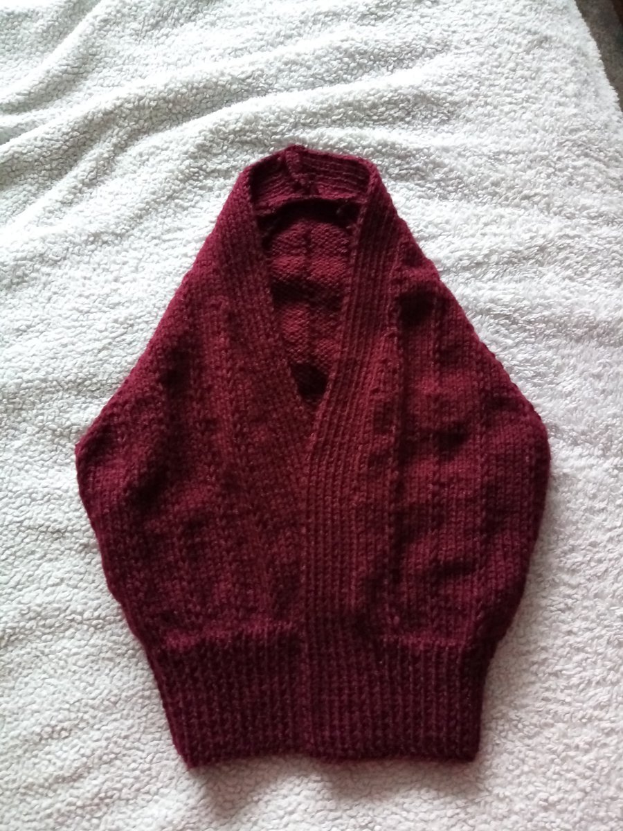 KnittedPanda's tweet photo. Ladies raglan cardigan in dk on the needles! Now just need to knit the sleeves! #knitting #vintage https://t.co/9N7og4eEV7