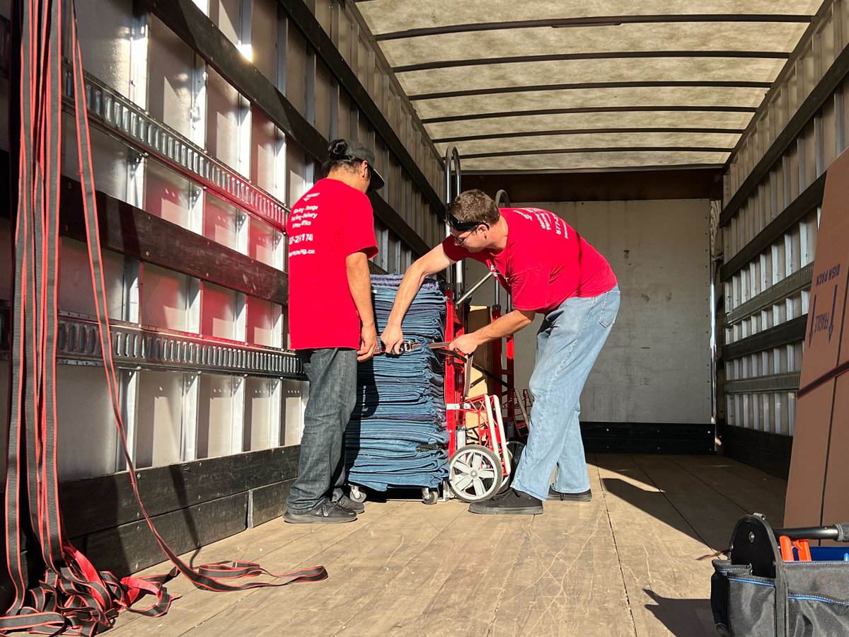 Ratchet tie-downs are essential for securing your cargo or moving items.

PacWest movers used ratchet straps to secure loose loads in box truck trailers. It also prevents damage during transport. Each of our trucks stocks 5-10 tie downs. pacwestmoving.com/locations/port…