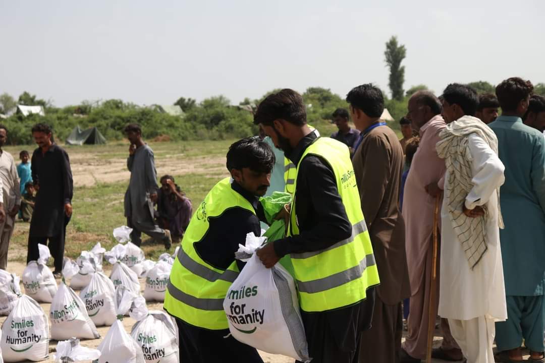 sehrish_8095's tweet photo. Appreciation tweet for all the volunteers and digital/social media teams working day and nights & All the members working on main #Floodeffected sights with @MillionSmilesPK.
Well done ✨ all of you.
May Allah reward these acts of kindness.
#MSF_FloodRelief https://t.co/2YkM3IDbQW