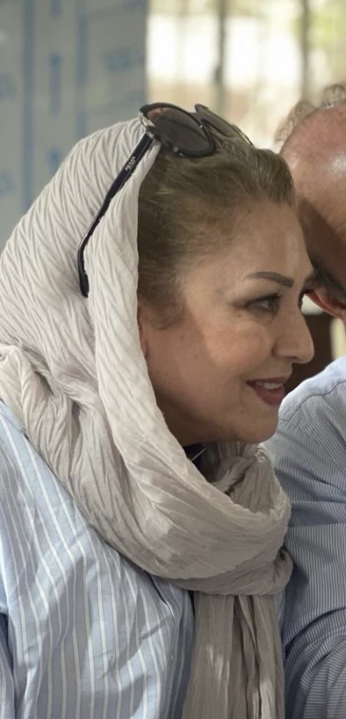 #مینو_مجیدی از کشته شدگان اعتراضات کرمانشاه قبل از حضور در خیابان به خانواده‌اش گفته است: اگر امثال من نروند، پس چه کسی برود؟! من عمر خودم را کرده‌‌ام، بگذار حداقل جوان‌های‌مان را نکشند.

#مهسا_امینی