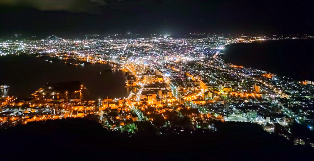 北海道百景 024
【函館山 百万ドルの夜景】
おはこんばんちわ〜、サップ百景です。
夜景なのでおはようだけど、こんばんわ。
ミシュラン三ツ星と言わしめた函館の夜景。ひょうたん型になっていることで、メリハリついてエモいのだと感じます。