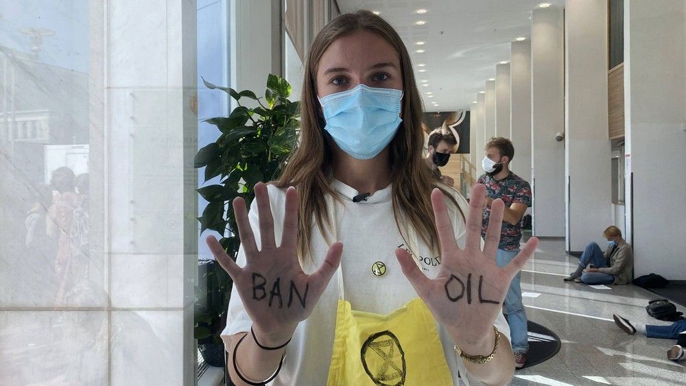 Ru173418052's tweet photo. @AmanthaP @Jeevanifdo @RW_UNP 3 photos from 3 different countries for vastly varied reasons  1. James Fonda in US Capitol, 2 Norway arrest for Russian oil protest, 3, the UK for the anti policing bill. Can you find me a reference where protestors are not arrested? It's not about respect. #SriLanka https://t.co/7cZpbxc4jw