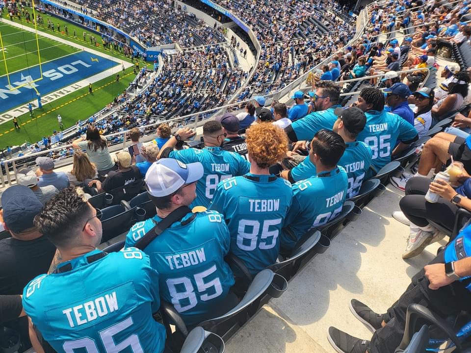 Ebreo_Travels's tweet photo. This crew sitting in front of a friend at the game… I have no words 💀😂. #duuuval https://t.co/5Srpg4n0vi