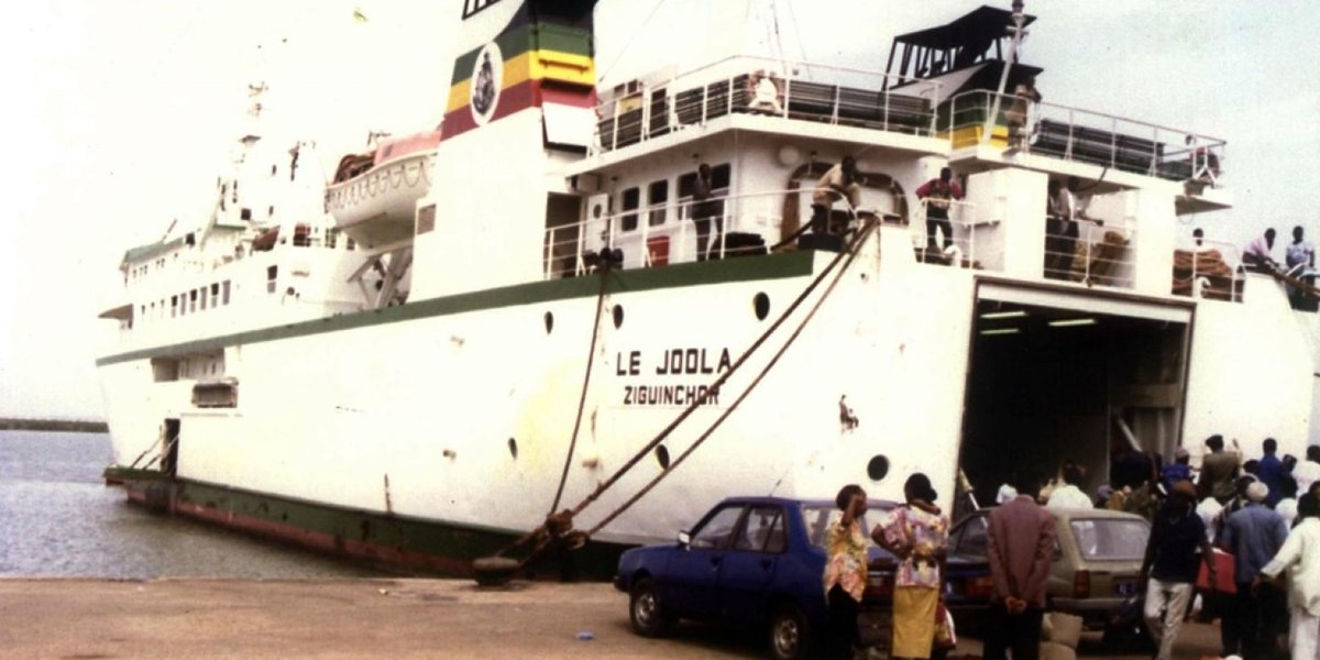 benbabunga's tweet photo. CE JOUR-LA... 26 septembre 2002, le Joola fait naufrage, avec 2.000 passagers à son bord (soit presque 4 fois sa capacité d’accueil maximale de 552 personnes). Le bilan, sans cesse revu à la hausse, s’élèvera officiellement à 1.863 morts, dont 600 corps seulement seront retrouvés https://t.co/SNdbCDiqBa