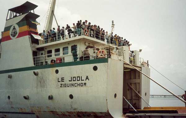 benbabunga's tweet photo. CE JOUR-LA... 26 septembre 2002, le Joola fait naufrage, avec 2.000 passagers à son bord (soit presque 4 fois sa capacité d’accueil maximale de 552 personnes). Le bilan, sans cesse revu à la hausse, s’élèvera officiellement à 1.863 morts, dont 600 corps seulement seront retrouvés https://t.co/SNdbCDiqBa