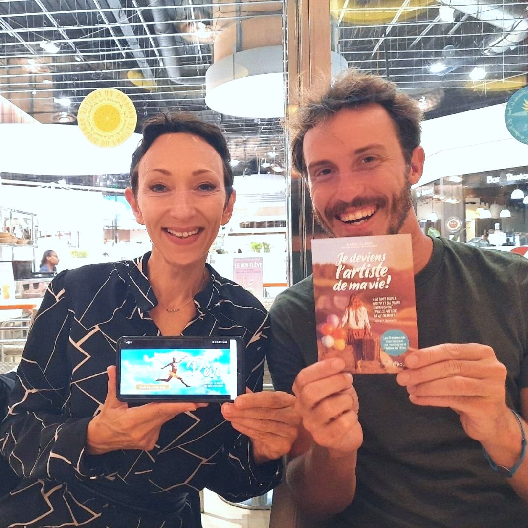 IsabelleLayer's tweet photo. 🤩 Très belle rencontre avec @CapitaineRemi à l'occasion de la @journeedureve !
.
Il est l'aventurier "fou" qui a relié Paris à Nantes en char à voile (cf. affaire @PSG_inside ;)) pour y jouer son spectacle ! Suivez-le ! ;)
.
📸 Instant de rigolade... et de promo croisée ! 😹🙌 https://t.co/JACVUsgIBQ
