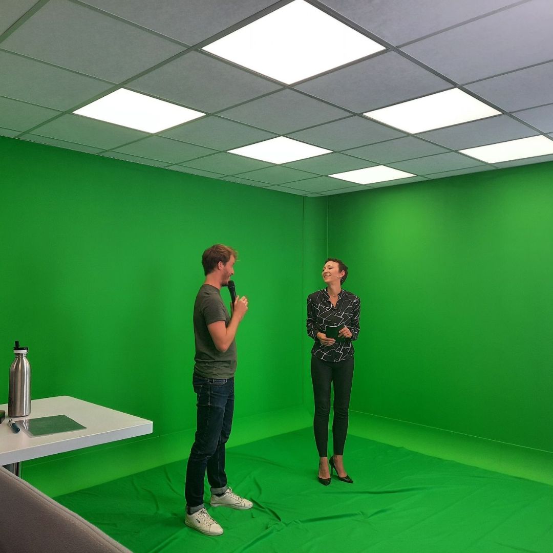 IsabelleLayer's tweet photo. 🤩 Très belle rencontre avec @CapitaineRemi à l'occasion de la @journeedureve !
.
Il est l'aventurier "fou" qui a relié Paris à Nantes en char à voile (cf. affaire @PSG_inside ;)) pour y jouer son spectacle ! Suivez-le ! ;)
.
📸 Instant de rigolade... et de promo croisée ! 😹🙌 https://t.co/JACVUsgIBQ