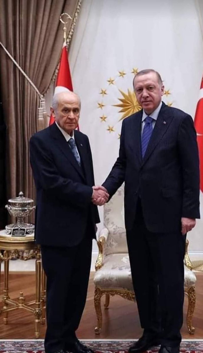 Varsın birileri köhne Cumhurbaşkanı adaylarını araya dursun.

Varsın birileri sahnenin önünde masaya oturup, sahnenin ardında çıkar kavgasına tutuşsun.

Bizim Adayımız Belli, Kararımız Nettir.

Cumhurbaşkanı adayımız Sayın Recep Tayyip Erdoğan’dır.

Liderimiz DEVLET BAHÇELİ