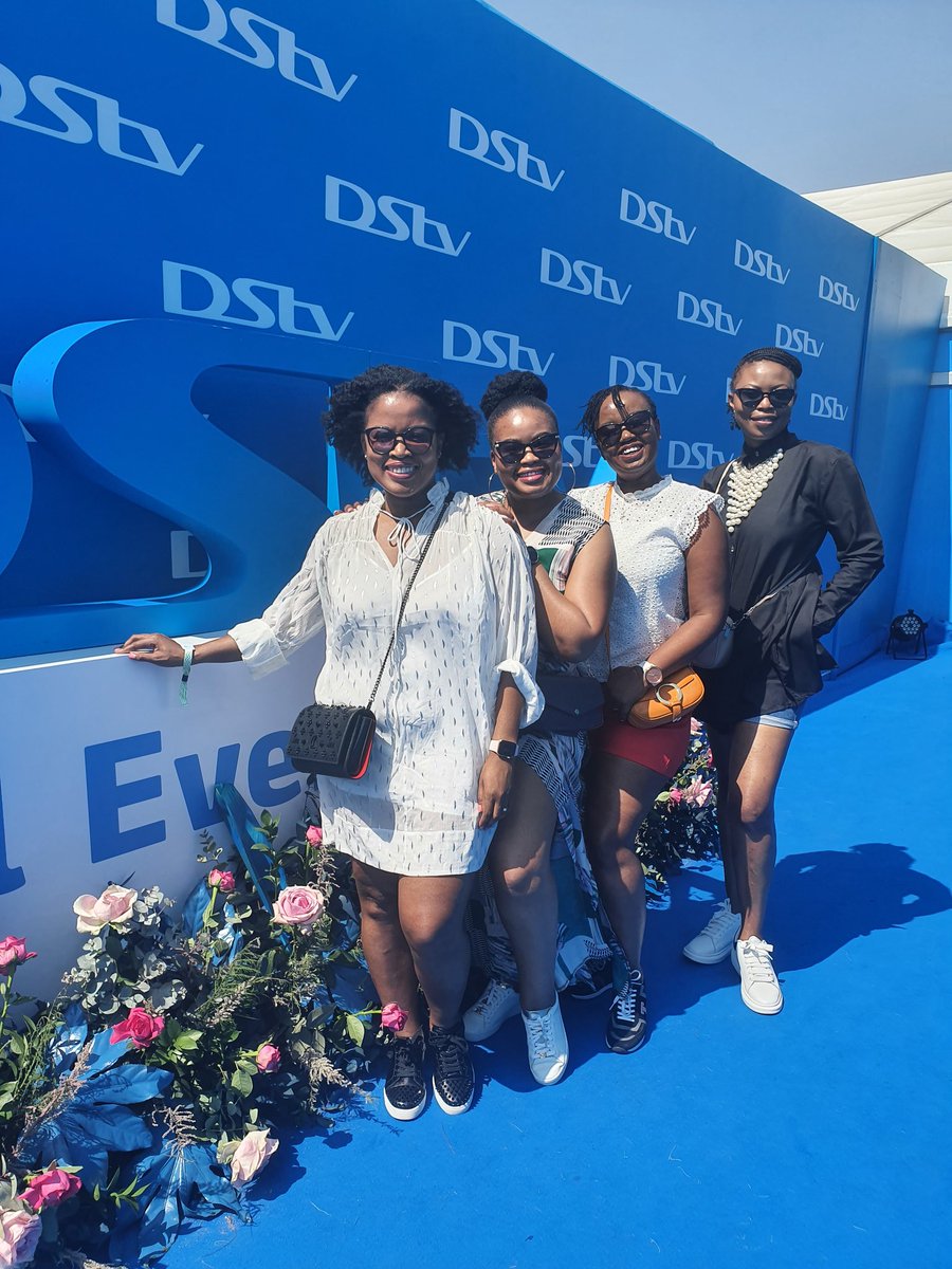e2senne's tweet photo. What a beautiful day out at #deliciousfestival with my sisters.
#grootmans #breadwinners #grownfolks 😂😂😂 https://t.co/Qlv1JFVeKk