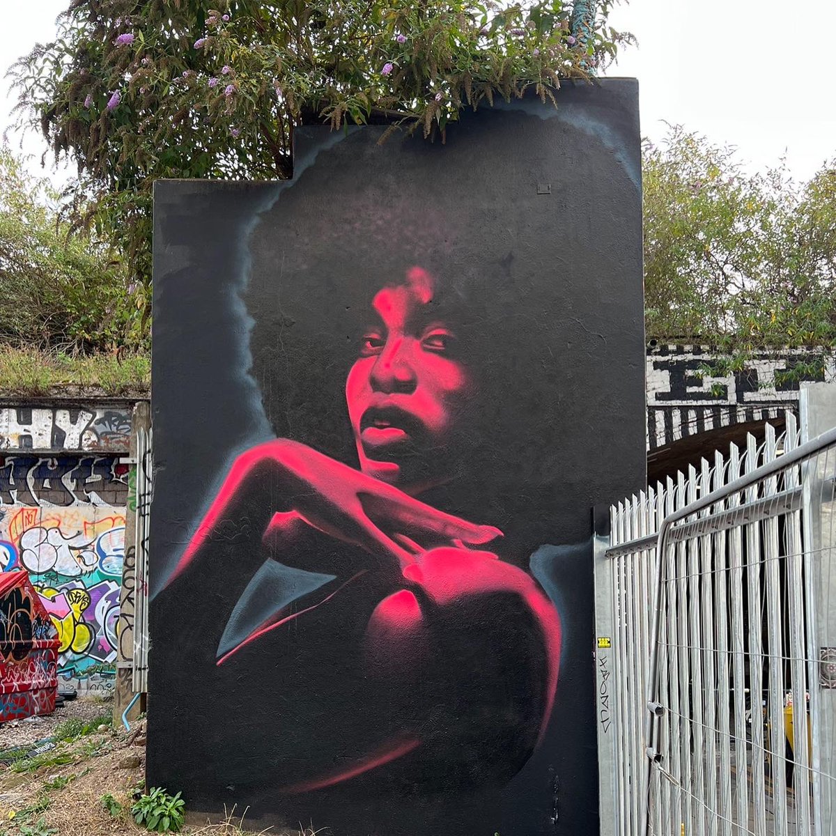 paulsmithuk's tweet photo. Last moments of September warm sunshine. 10 spray paint art murals with a ton of other images taken. My feet hurt…😩@davidspeeduk #ClaudiPicasso #cpwon @JimVision https://t.co/c8ZQTJiCC7