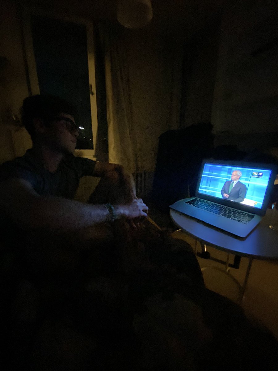 giovanni_1896's tweet photo. Nel dubbio, siamo già scappati dall’Italia. #maratonamentana #ElezioniPolitiche2022  @La7tv https://t.co/ZMS2Oipf1j