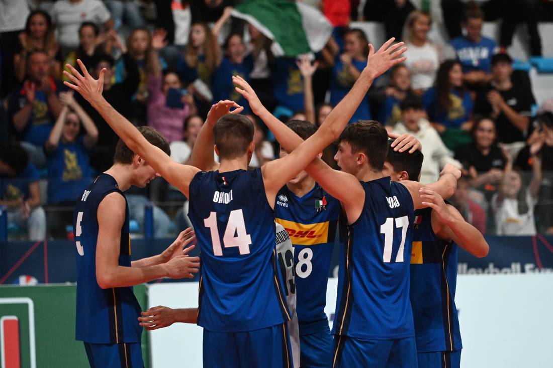 GiuseManfredi's tweet photo. Il 2022 è un anno che entrerà nella storia @Federvolley Stasera festeggiamo la 6a medaglia d'ORO🎖️ con il titolo di Campioni #EuroVolleyU20M 
Nel giovanile è arrivato un fantastico en plein: 6 su 6 #LaNazionale Dobbiamo davvero essere orgogliosi del nostro movimento @CEVolleyball https://t.co/M3QBGGXpnL