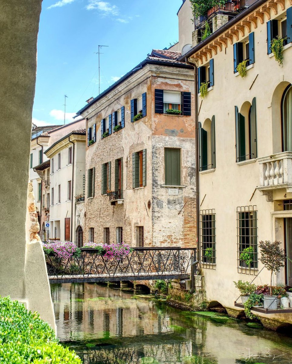 🇮🇹 Treviso è una città che incanta il visitatore per l’azzurro delle sue acque. Il Sile, il fiume che la attraversa, avvolge le mura rinascimentali della città per poi continuare il suo lento corso fino alla laguna veneziana.  

📸 Credits: IG langner.jens