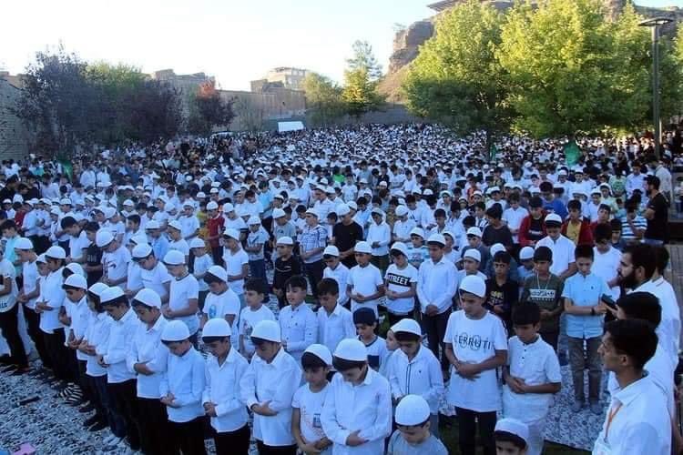 eyupsagcan's tweet photo. سار آلاف الأطفال على الأقدام وقاموا بالصلاة جماعةً كجزء من فعالية "الحياة جميلة مع الصلاة" في ديار بكر ، تركيا.

الحمد لله 
الحمد لله
الحمد لله https://t.co/NsQun4hp7J