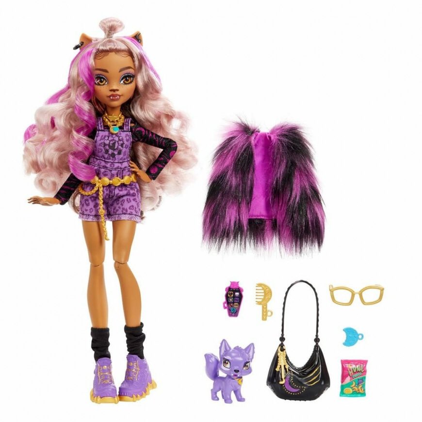 scaritage's tweet photo. Generation 3 basic Clawdeen Wolf doll prototype vs final release https://t.co/vTZmWsgmCw