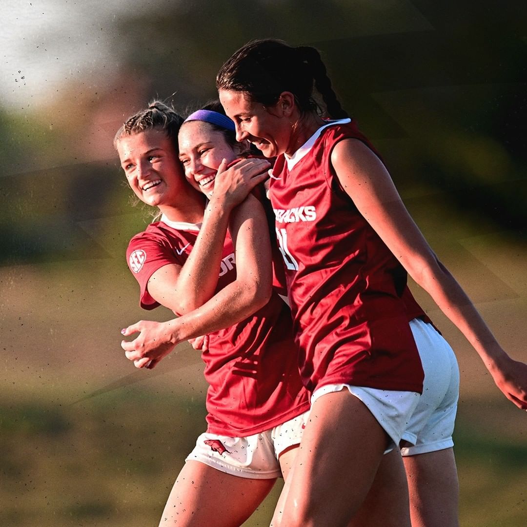 How bout them Razorbacks 🐗🔥

Ava Tankersley's goal in the 13th minute propelled No. 20 <a href="/RazorbackSoccer/">Arkansas Soccer</a> to a 1-0 victory over No. 9 South Carolina!

#NCAAScocer x 📸 IG/razorbacksoccer