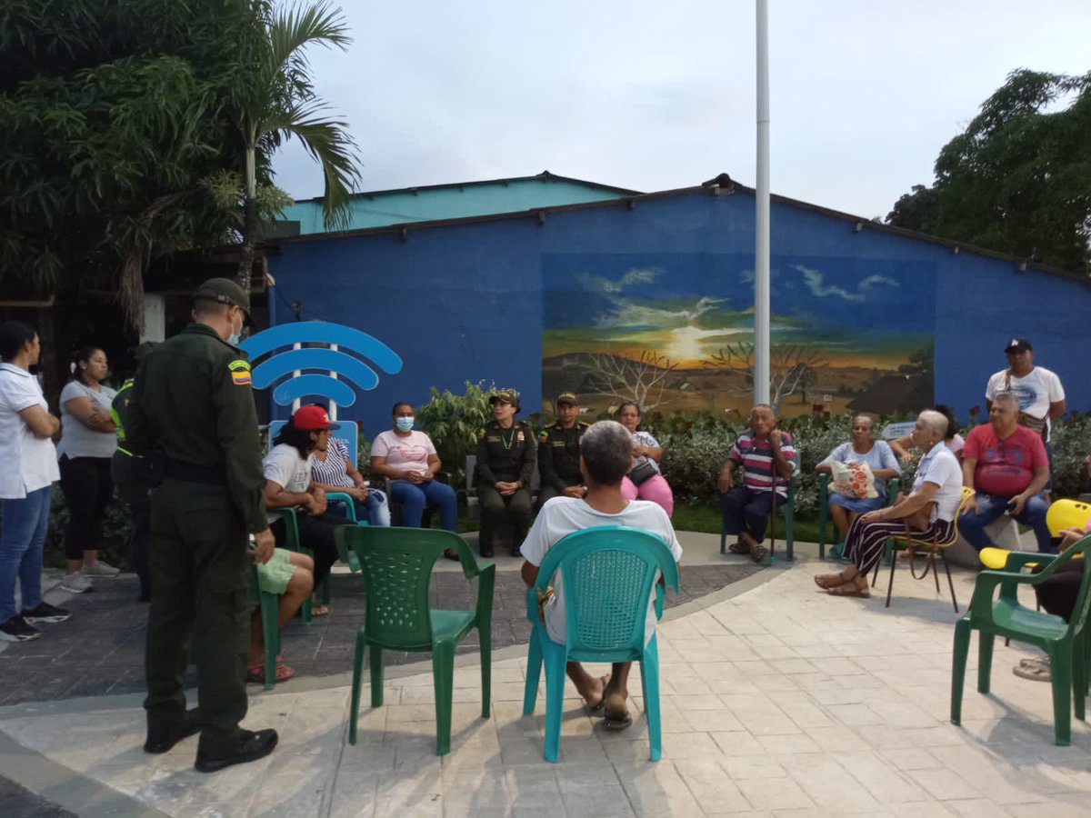 PoliciAtlantico's tweet photo. Nos reunimos con la comunidad del Corregimiento de #Campeche, creando alianzas estratégicas para mejorar la convivencia y seguridad ciudadana, fortaleciendo su percepción y generando corresponsabilidad con la seguridad. #DiosYPatria #EsUnHonorSerPolicia https://t.co/9naPBUipBi