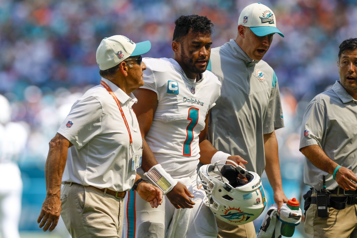 BleacherReport's tweet image. The NFLPA is launching an investigation into how the Dolphins handled Tua Tagovailoa’s concussion check against the Bills, per @TomPelissero