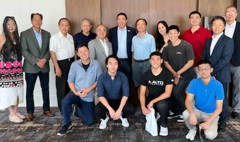 AndrewYang's tweet photo. Great meeting with AAPI community leaders and the next generation in Houston today!!  😀⬆️🇺🇸 https://t.co/mUQakPvbRE