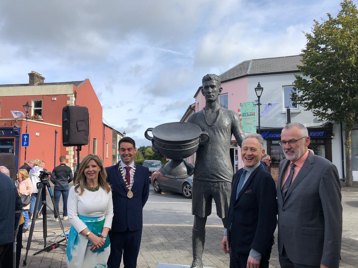Thanks @MartyM_RTE for coverage of #SquiresGannon unveiling by GAA Uachtaráin @mccartla Leas Cathaoirleach @KildareCoCo Joe Neville & Katie Ray, Kildare U14 All-Ireland winning Captain. Artwork by @markxrichards. @ie_publicart @ArtsInCoKildare @KildareGAA