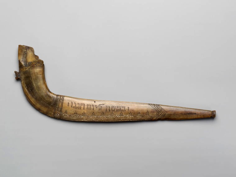 In honor of #YomKippur, we take a look at the other side of this shofar in The Met collection.

A #shofar player can produce a number of different calls, each with its own scriptural significance.

On Yom Kippur, a single blast of the shofar marks the end of the fast.  