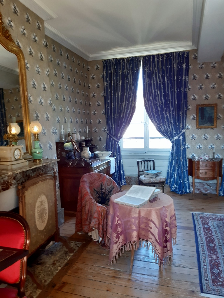 HeclatC's tweet photo. Maison de Colette à St Sauveur en Puisaye
"Gris de fer, à grands volets décolorés, notre façade à nous ne s'entrouvrait que sur mes gammes malhabiles, un aboiement de chien répondant au coups de sonnette, et le chant des serins verts en cage" https://t.co/miLqhFKoae