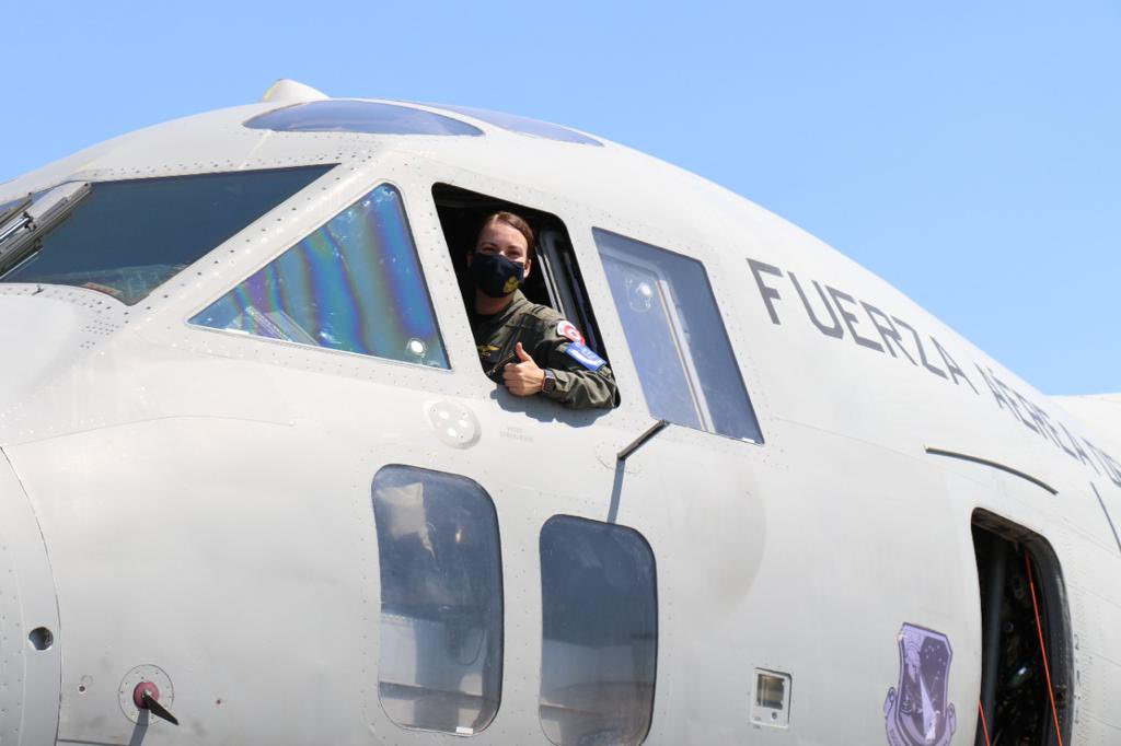 fapperu's tweet photo. #NoticiaFAP | La Capitán FAP Fiorella Sponza recibió y aprobó satisfactoriamente su calificación operativa como piloto de transporte en la aeronave C-27 J Spartan, convirtiéndose en la primera mujer en dar este gran paso histórico en la institución. (1/2) https://t.co/CjogYCsekF