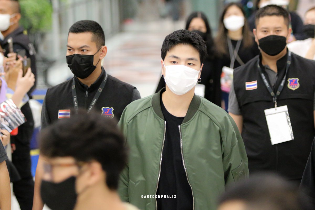 K00BAE's tweet photo. all of these airport photos of junhoe in bangkok living rent free✨ https://t.co/khiGGJ5Xnz