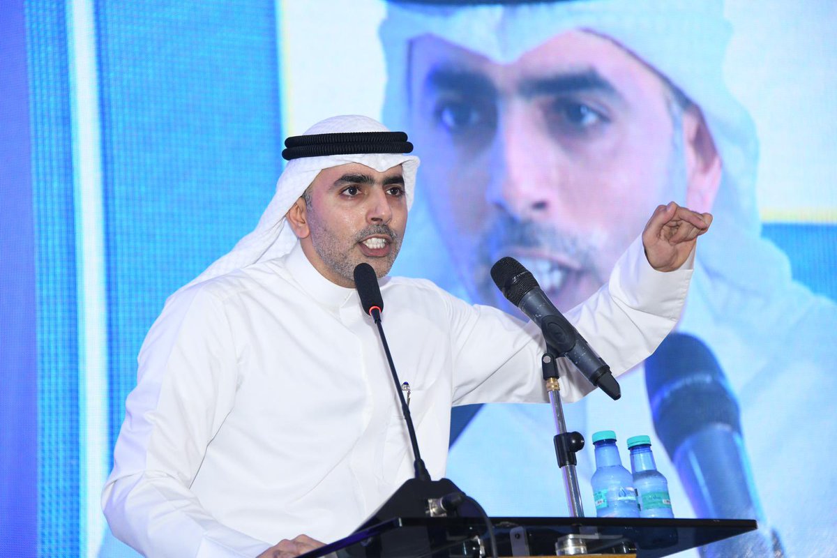 هذا سيفٍ مجرب للاقصين و الادنين
سوالفه من يمناه ماهي بمن فمه                                 #عبدالعزيز_حمدان_العازمي
#للشباب_كلمه
#امة_2022 
#الدائره_الرابعه