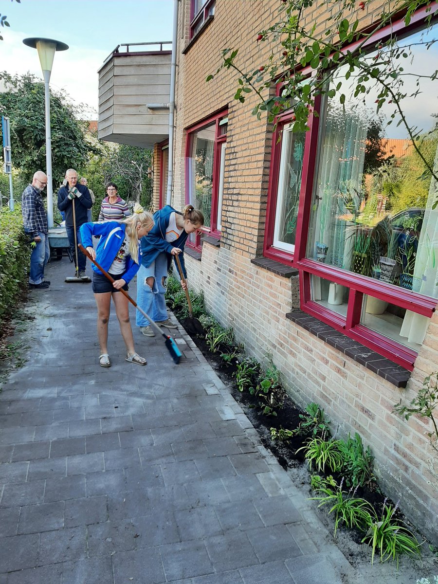 ekru02's tweet photo. @DeMeanderhof @Stadshagen is diverse geveltuinen rijker. Dankzij de actie Stoepgroen op de @burendag2022,  @HolstoTuinen en @naturalbulbs is #groeneloperzwolle langer geworden. 
@zwolle @wijkservicepunt @OranjeFonds https://t.co/EE6PQG36ri