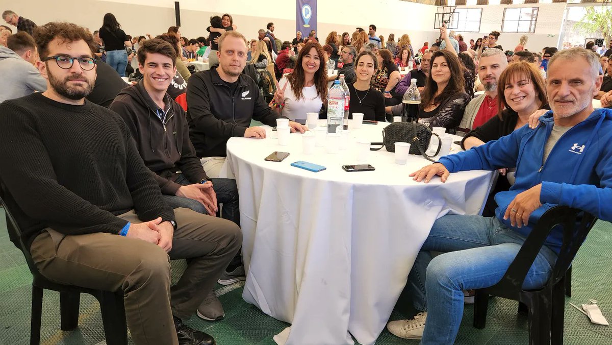 CC25defebrero's tweet photo. Ayer estuvimos acompañando la Peña de Militancia del @NEParticipacion que se realizó con el compañero Juan Manuel Olmos y el Jefe de Gabinete @JuanManzurOK

¡Hermoso encuentro entre compañerxs! ✌🏽 https://t.co/HTmaOs53qn