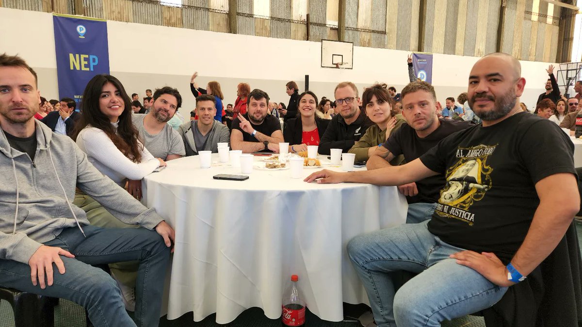 CC25defebrero's tweet photo. Ayer estuvimos acompañando la Peña de Militancia del @NEParticipacion que se realizó con el compañero Juan Manuel Olmos y el Jefe de Gabinete @JuanManzurOK

¡Hermoso encuentro entre compañerxs! ✌🏽 https://t.co/HTmaOs53qn