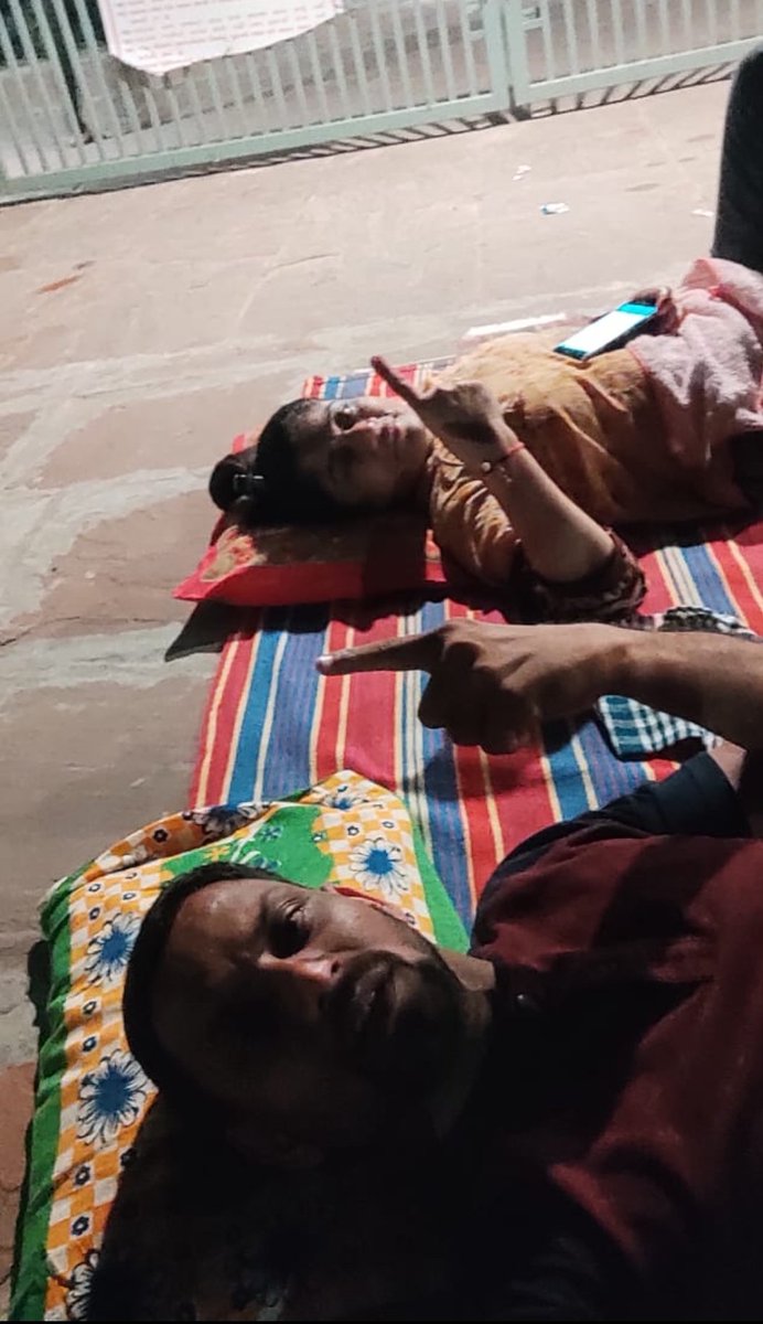 जो तूफ़ानों में पलते जा रहे हैं
वही दुनिया बदलते जा रहे ह
ये लोग लोग रोड़ पर सो रहे हैं ताकी बुढ़ापे में हम रोड़ पर न सोए।
#WeWantOPS 
#OPSforAnita