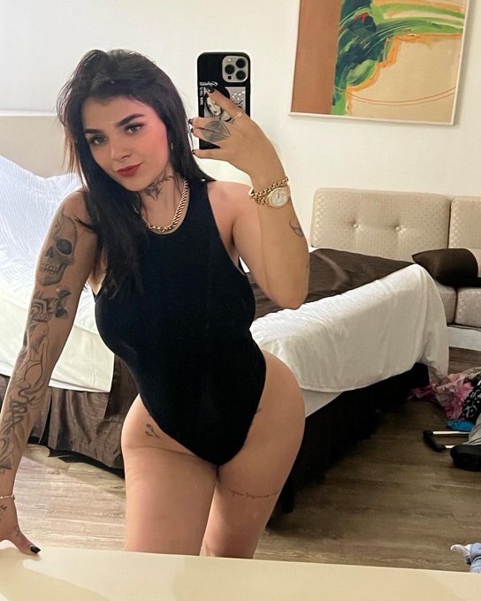 🖤 Tambien me gusta el negro 😘 https://t.co/e0OoN2PEDK