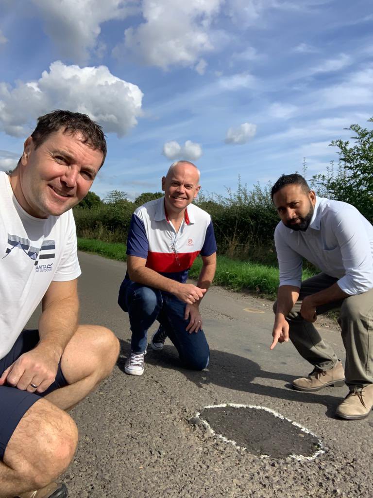 SimonBound's tweet photo. Out and about checking pot holes with my ward colleagues today.
🚙 checking pot holes fixed
🚘 reported where fix needed
🍽 followed by lunch at The Olive Tree
#MonkSherborne #LoveBasingstoke
@JayGaneshUK #DavidMcIntyre https://t.co/VMojCCI4gY