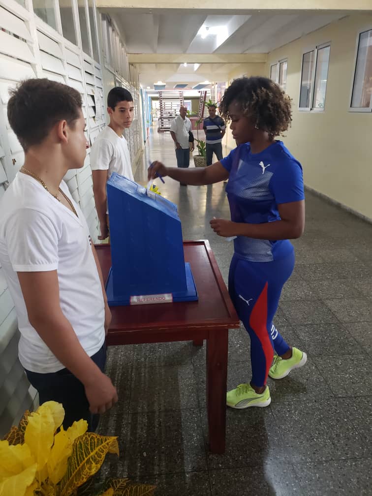 RaulFornes's tweet photo. Martí dijo que "el voto debía ser obligatorio porque nadie tiene el derecho de poner en peligro a la patria por su decidia"... Hoy yo vote por el #CodigoDeLasFamilias al igual que nuestros atletas y entrenadores en toda #Cuba. La patria cuánta con nosotros 
#CodigoSi 
#InderCuba https://t.co/Y5EPZkLpXx