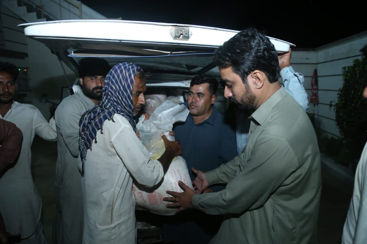 ZounrAsad's tweet photo. #UpdatePs63 (25/9/22)
On the instructions of Information Minister Sindh @sharjeelinam the distribution of ration to the rain and flood affected families in #Village #Rahimabad Detha Station constituency by #InamFoundation is continuing.
@BBhuttoZardari
@AseefaBZ
@rawalsharjeel https://t.co/hPDP3eUlYk