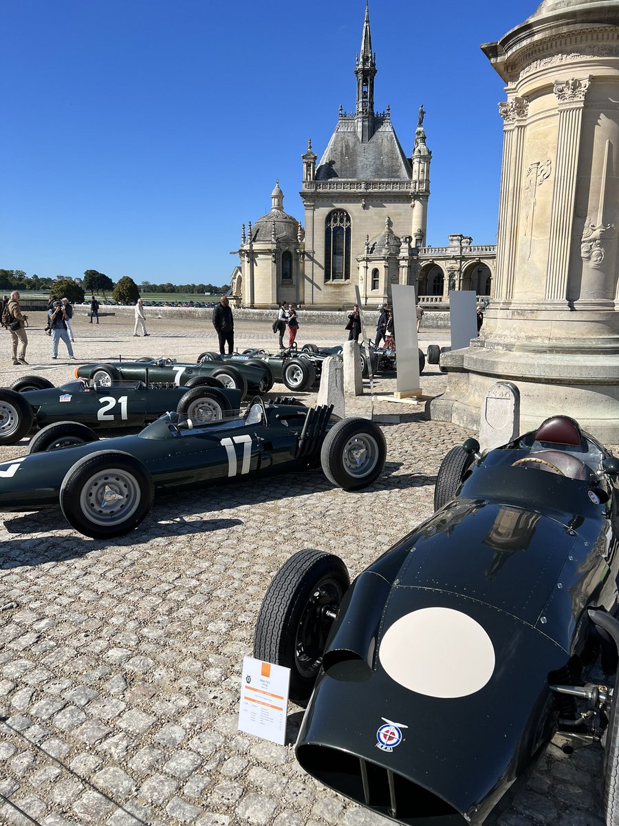 JDBerthault's tweet photo. Une superbe journée à @CdeChantilly pour le concours automobile Arts et Élégance @Richard_Mille qui retrouvait enfin ce superbe cadre après les éditions annulées pour cause de #Covid 
😍 🏎👗
Et le plaisir d’y retrouver mes jeunes mariés 💍 @AULNETTEAstrid et @JLobryDeblyck 🇪🇺 https://t.co/7hNpFBHnUa