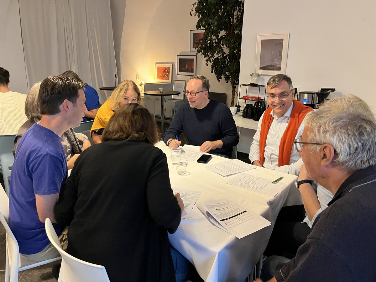 PulseofEurope's tweet photo. 📢✨Preview & test run during PoE network meeting - 7th round #EuropeanHomeParliaments by #PulseOfEurope in cooperation with #EUStory/@KoerberHistory: #EUVision
„Do we need deeper cultural & political integration?“ #EUExtension #EUNarrative #EuropeDay
#HausParlamente 🎬Oct. 8! https://t.co/RW9hCIPKkD