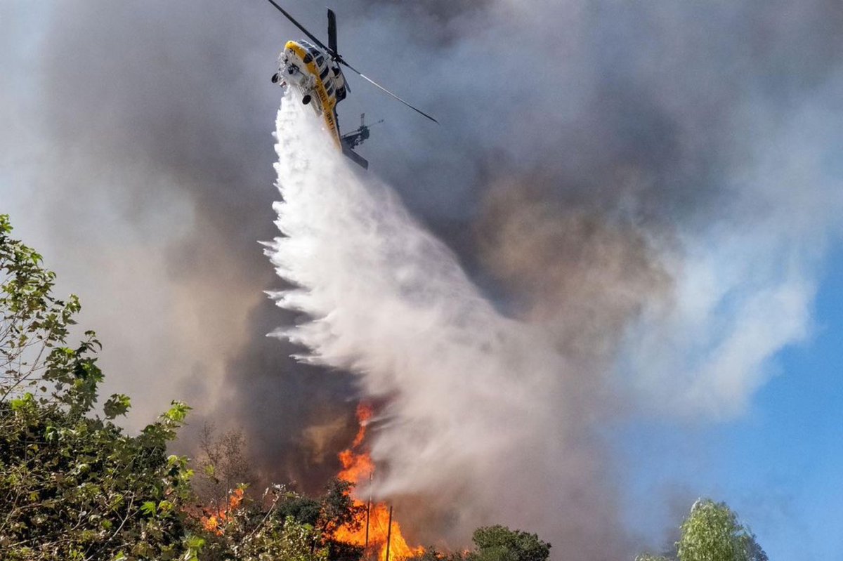 #LoboFire BRUSH FIRE 9/24/22 - #LACoFD @LACoFireAirOps Firehawk helicopter makes a water drop on a wildfire in Calabasas, CA. 📸 @negativetoapositive (IG)